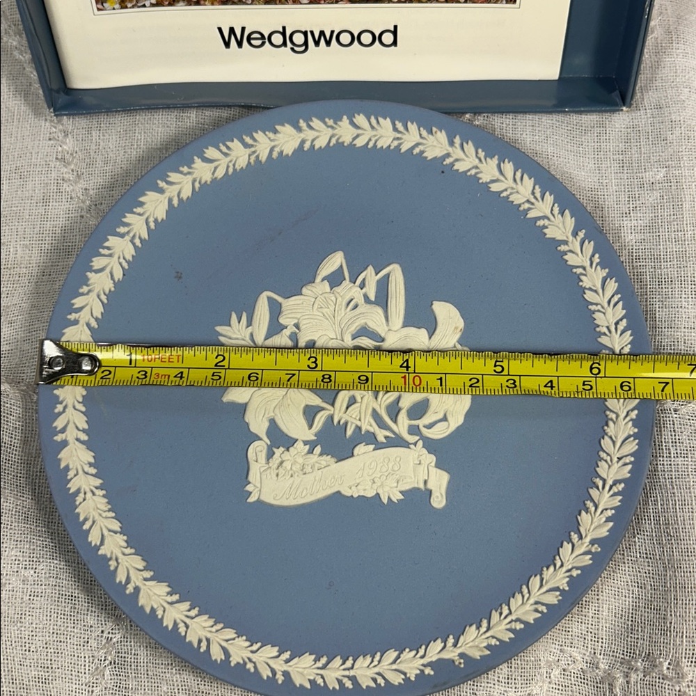 NWT Wedgwood 1988 Mother plate Lily in original box and catalog - Picture 3 of 11